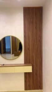 Entrée Moderne avec Miroir Rond et Panneaux MDF Rainurés